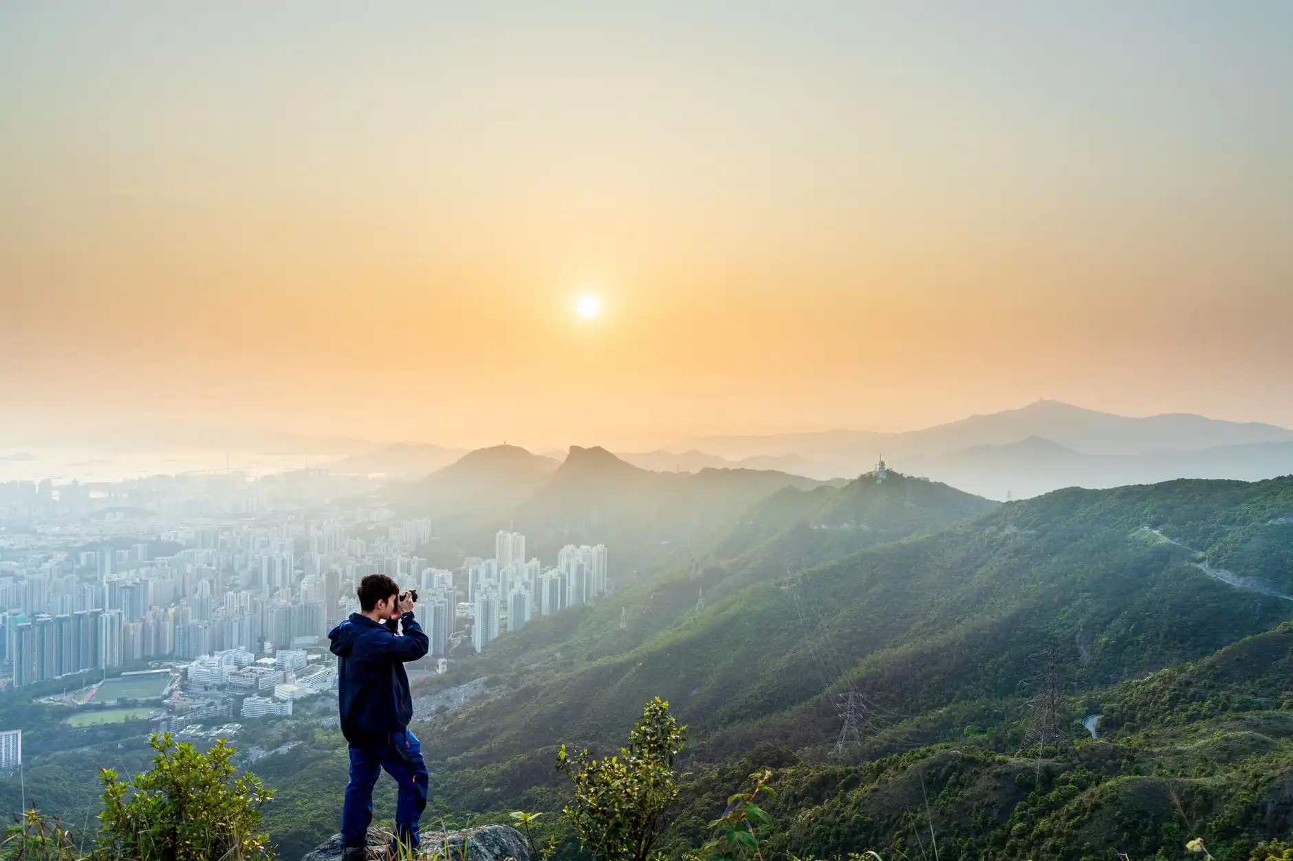 2025年企业级服务器选型指南：机架式与塔式服务器适用场景解析封面图